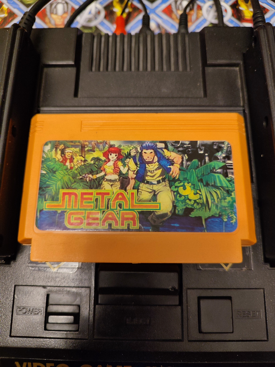 Фото сделаны мной. На фото игра Игра "Метал Гир". Оригинал игры "Metal Gear" был разработан  Konami и издан  Konami, Ultra Games в 1987,.г. для компьютеров MSX2. Была портирована на другие платформы. Дизайнеры. Руководитель, геймдизайнер, сценарист Хидэо Кодзима.  Фото демонстрирует начальную заставку игры, а так же общий визуальный фон игры. Подробнее об этом рассказано в статье. Все материалы принадлежат правообладателям и размещены исключительно в информационных целях. 