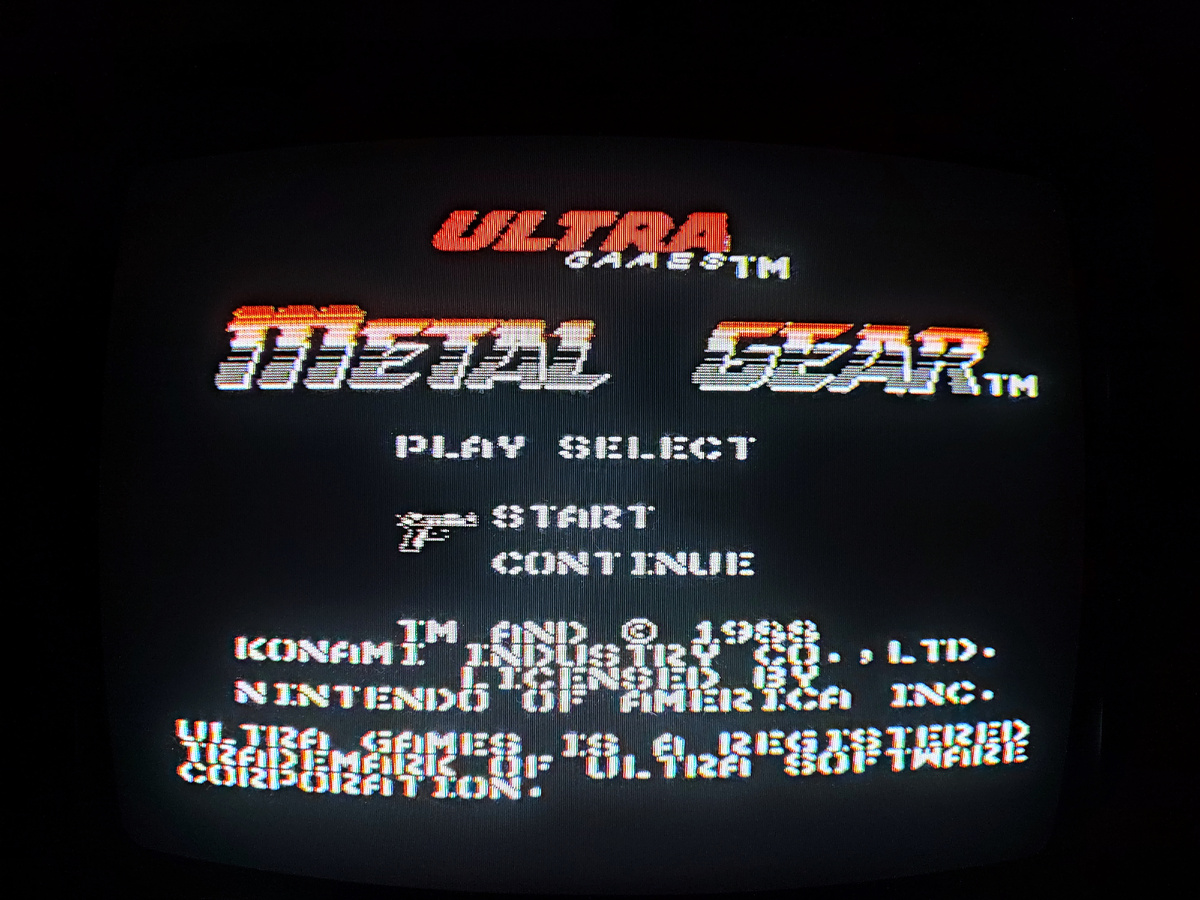 Фото сделаны мной. На фото игра Игра "Метал Гир". Оригинал игры "Metal Gear" был разработан  Konami и издан  Konami, Ultra Games в 1987,.г. для компьютеров MSX2. Была портирована на другие платформы. Дизайнеры. Руководитель, геймдизайнер, сценарист Хидэо Кодзима.  Фото демонстрирует начальную заставку игры, а так же общий визуальный фон игры. Подробнее об этом рассказано в статье. Все материалы принадлежат правообладателям и размещены исключительно в информационных целях. 