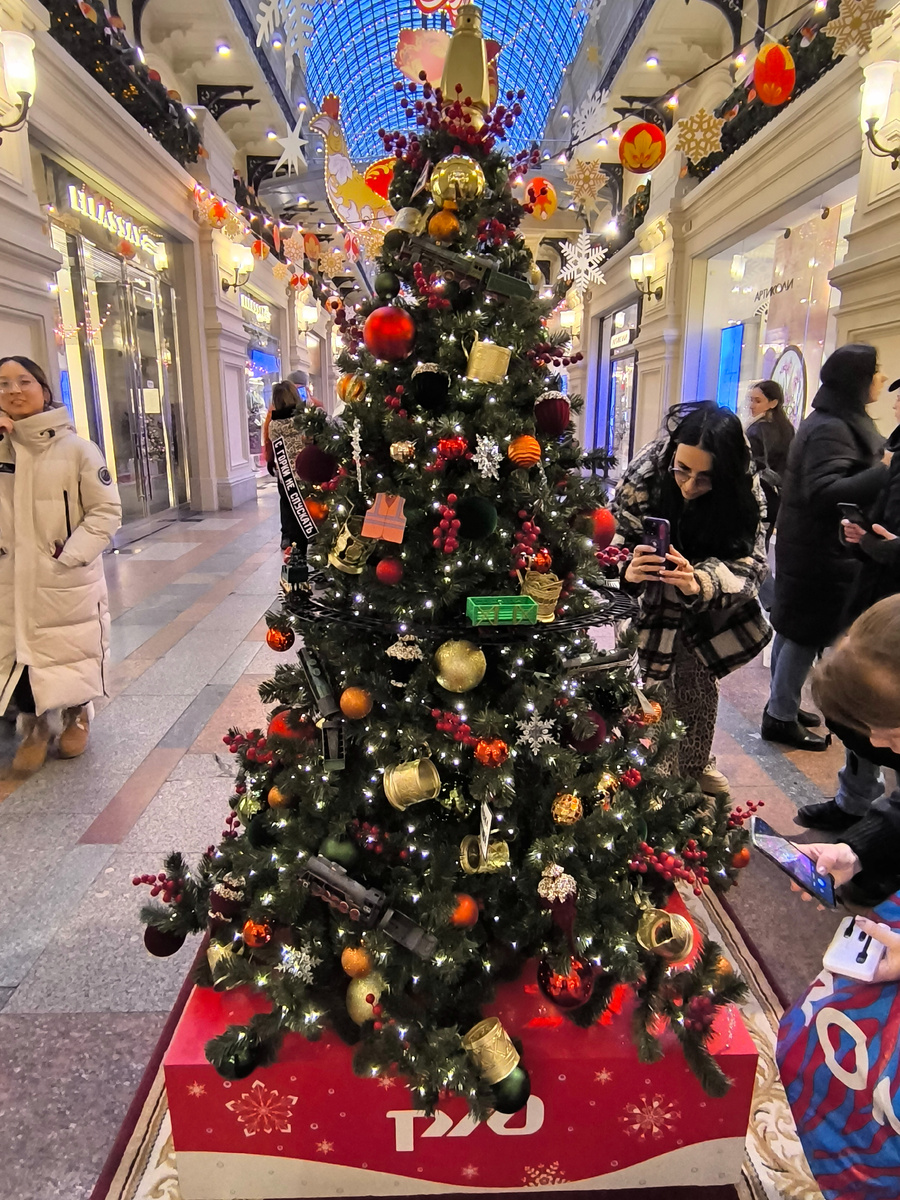 Выставка елок в гуме 2024. Выставка елок в гуме 2024. Выставка елок в гуме 2024. Дизайнерские елки в гуме. Выставка елок в гуме 2024.