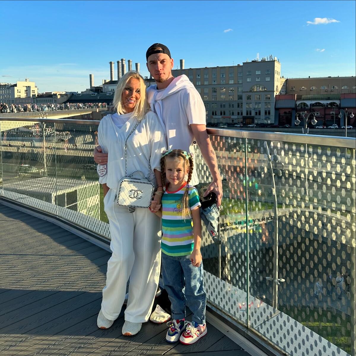    Лера Кудрявцева с дочерью Машей и мужем Игорем МакаровымСоцсети Леры Кудрявцевой