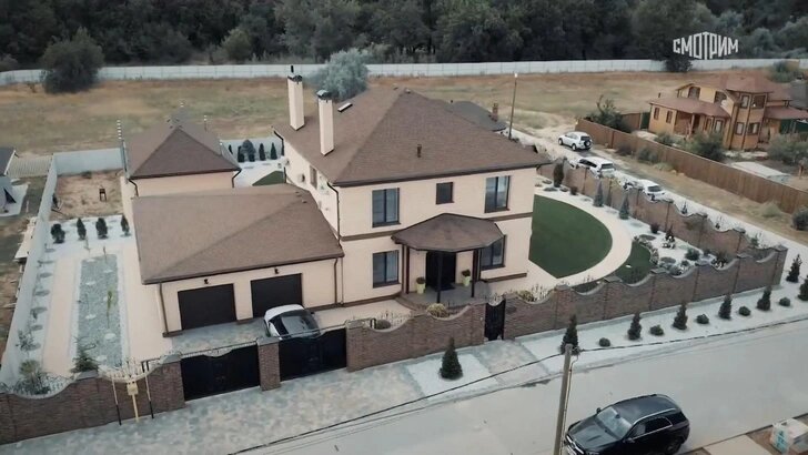 Бизнесмен поселился в роскошном доме с новой пассией