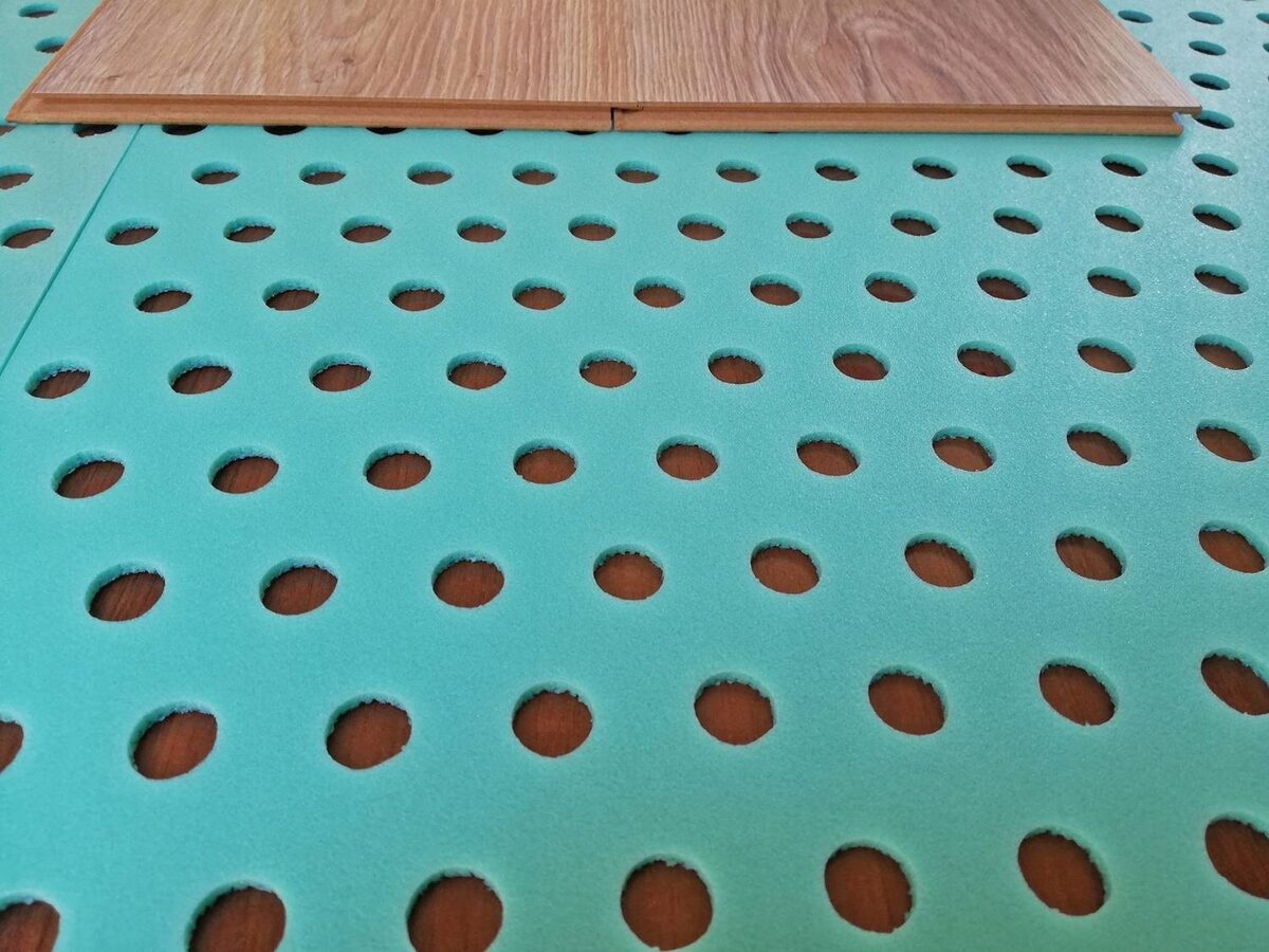 Подложка перфорированная под ламинат на теплый пол. Фото с сайта: https://betonpogreb.ru/