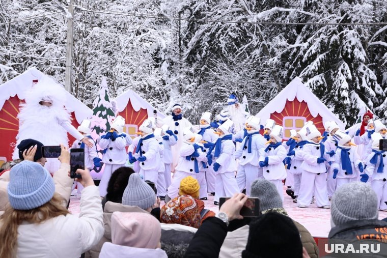 В роли снеговиков выступали дети
Фото:Роман Наумов © URA.RU