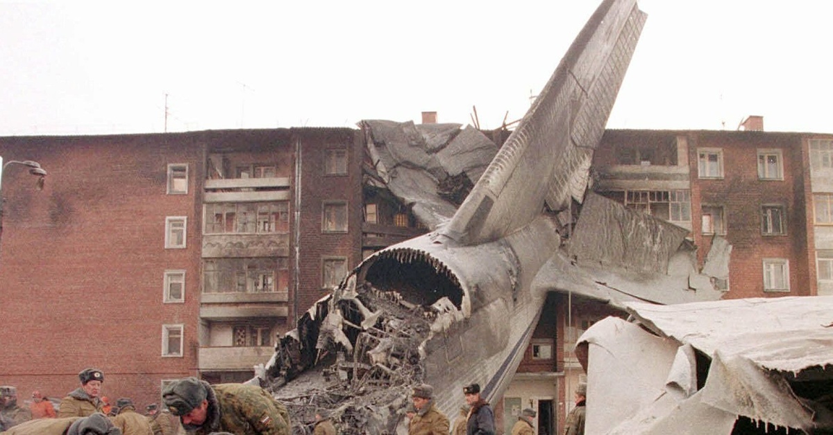 Хвост Ан-124 на жилом доме, 1997 год. Изображение из открытых источников