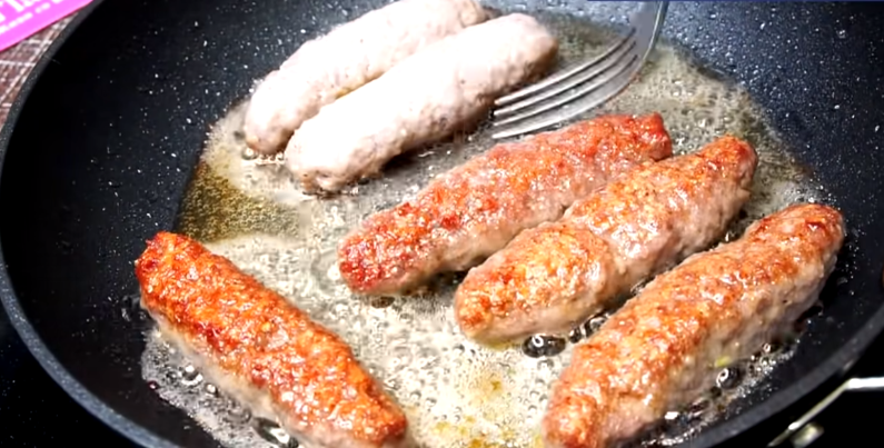 Маленькие колбаски (Мититеи). Отличаются от котлет и формой, и составом. В фарш добавляется сода, поэтому они получаются нежными и пышными