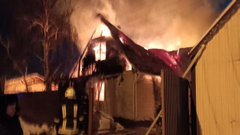     В Барнауле загорелся двухэтажный дом ГУ МЧС по Алтайскому краю