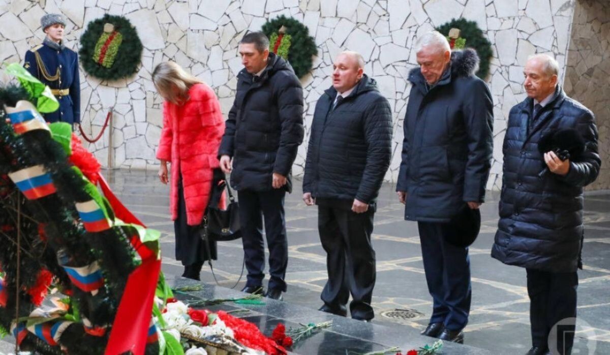     Возложение цветов. Источник: gorvesti.ru Автор фото: Дмитрий Рогулин