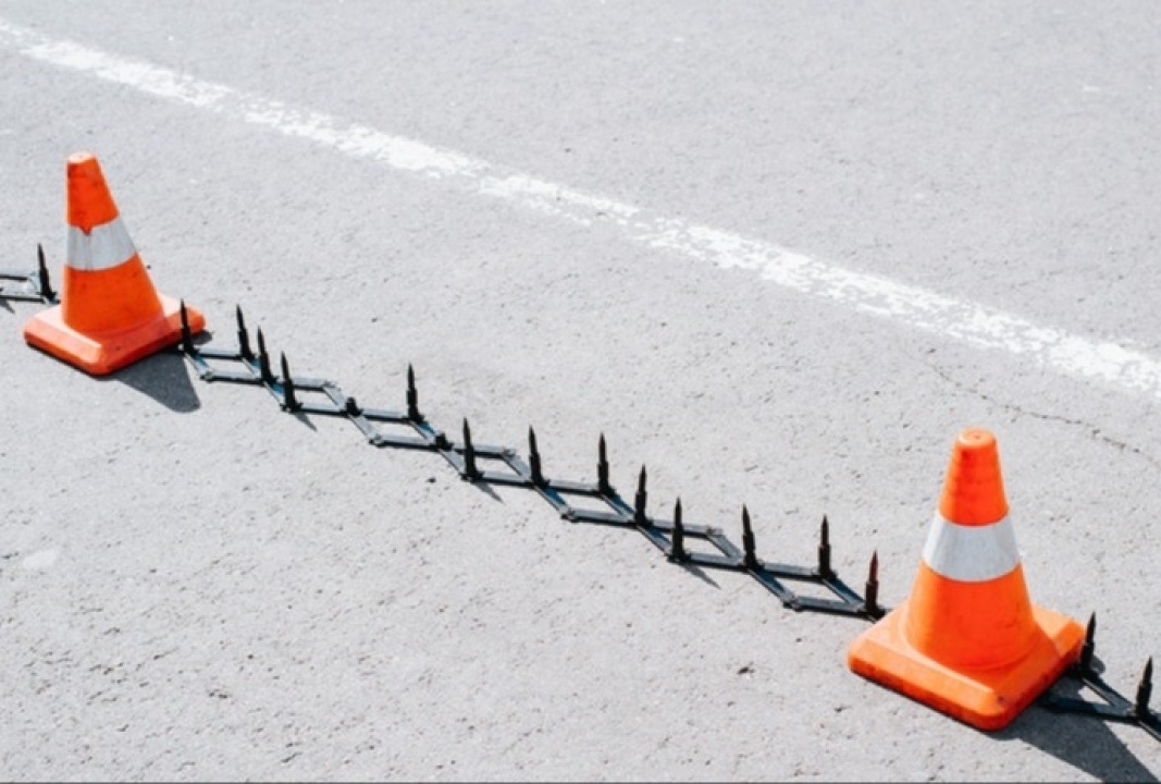    В Одессе сотрудники ТЦК останавливают автомобили с помощью заградительных шипов