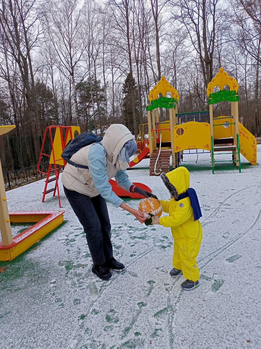 Это наш волонтёр на прогулке с ребёнком из детского дома
