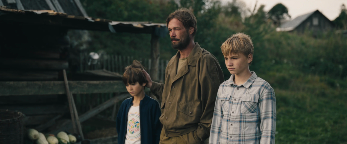 Главный герой со своими сыновьями. Кадр из сериала