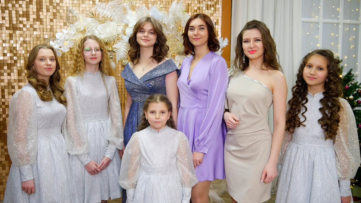 На фото: Черкасова Анастасия, Рыжова Арина, Зюзина Оксана, Кравченко Наталья, Черешнева Дарья, Павлюк Виктория, Иванникова Даша