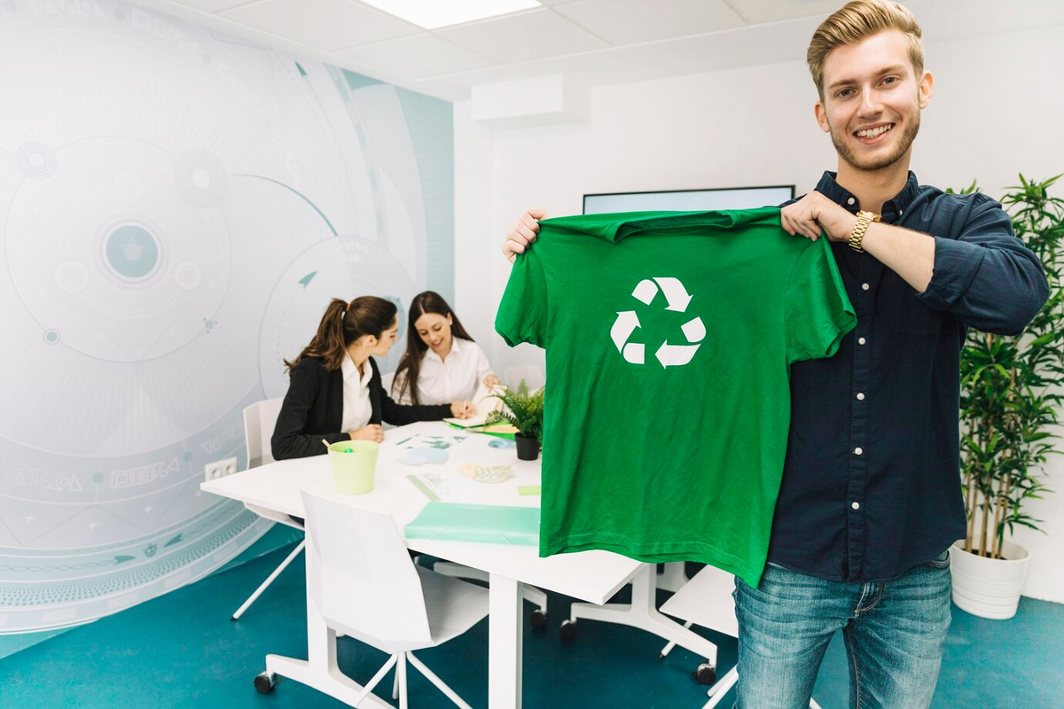 Источник изображения: https://ru.freepik.com/free-photo/smiling-businessman-showing-green-t-shirt-with-recycle-symbol_2544010.htm#fromView=keyword&page=1&position=4&uuid=f7ed9ceb-6a95-47bb-bd8d-8caf9070543b