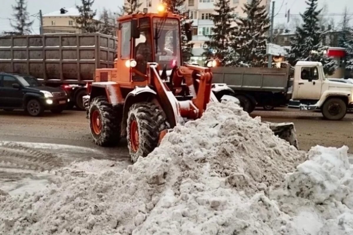    Автопоезда из комбинированных дорожных машин убирают снег с дорог в Нижнем