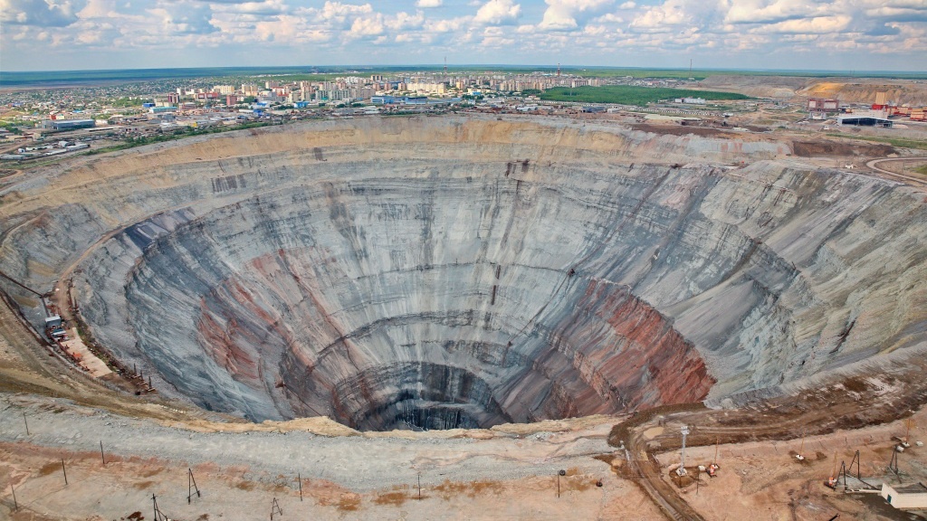 По настоящий день этот воистину огромный карьер по добыче алмазов используется по своему прямому назначению...