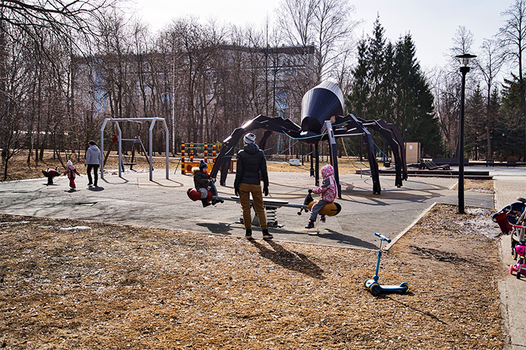    Количество многодетных семей в столице Татарстана ежегодно растет и на сегодня достигает почти 15 тысяч. По данным минтруда РТ, троих детей воспитывают 13 тыс. семей, четверых — 1,4 тысячи. На остальные пары приходится от пяти до 8 детей.   
Фото: «БИЗНЕС Online»