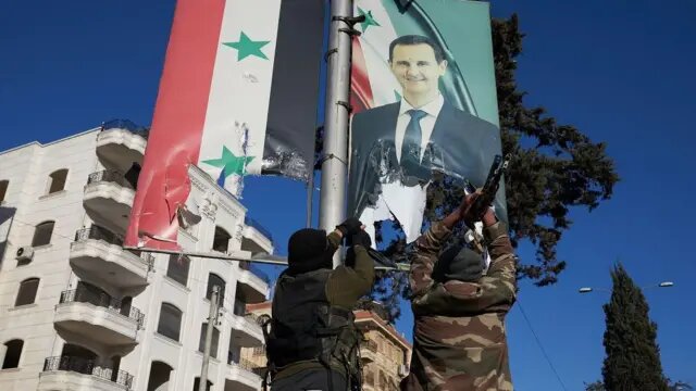 Повстанцы в центре Алеппо снимают портрет президента Башара Асада
 / EPA