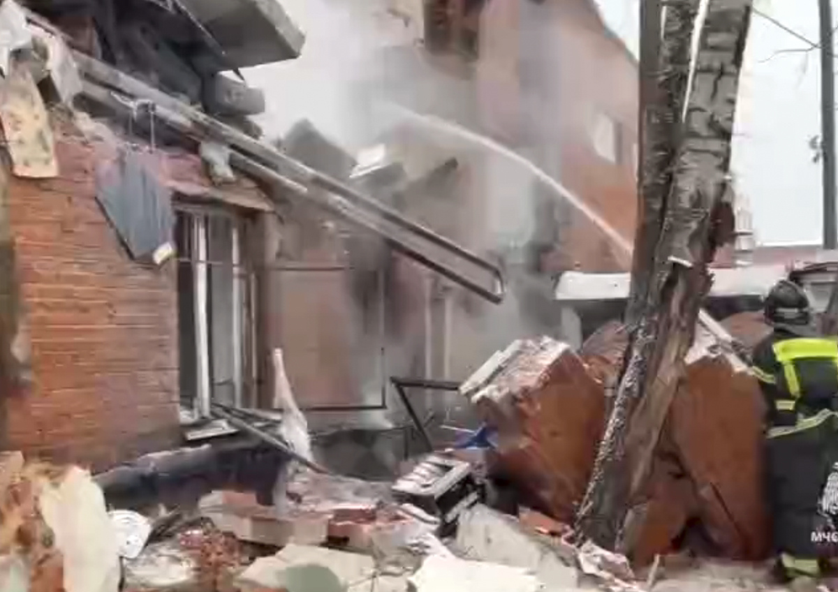    Под завалами сгоревшего склада в поселке Лесной могут находиться люди