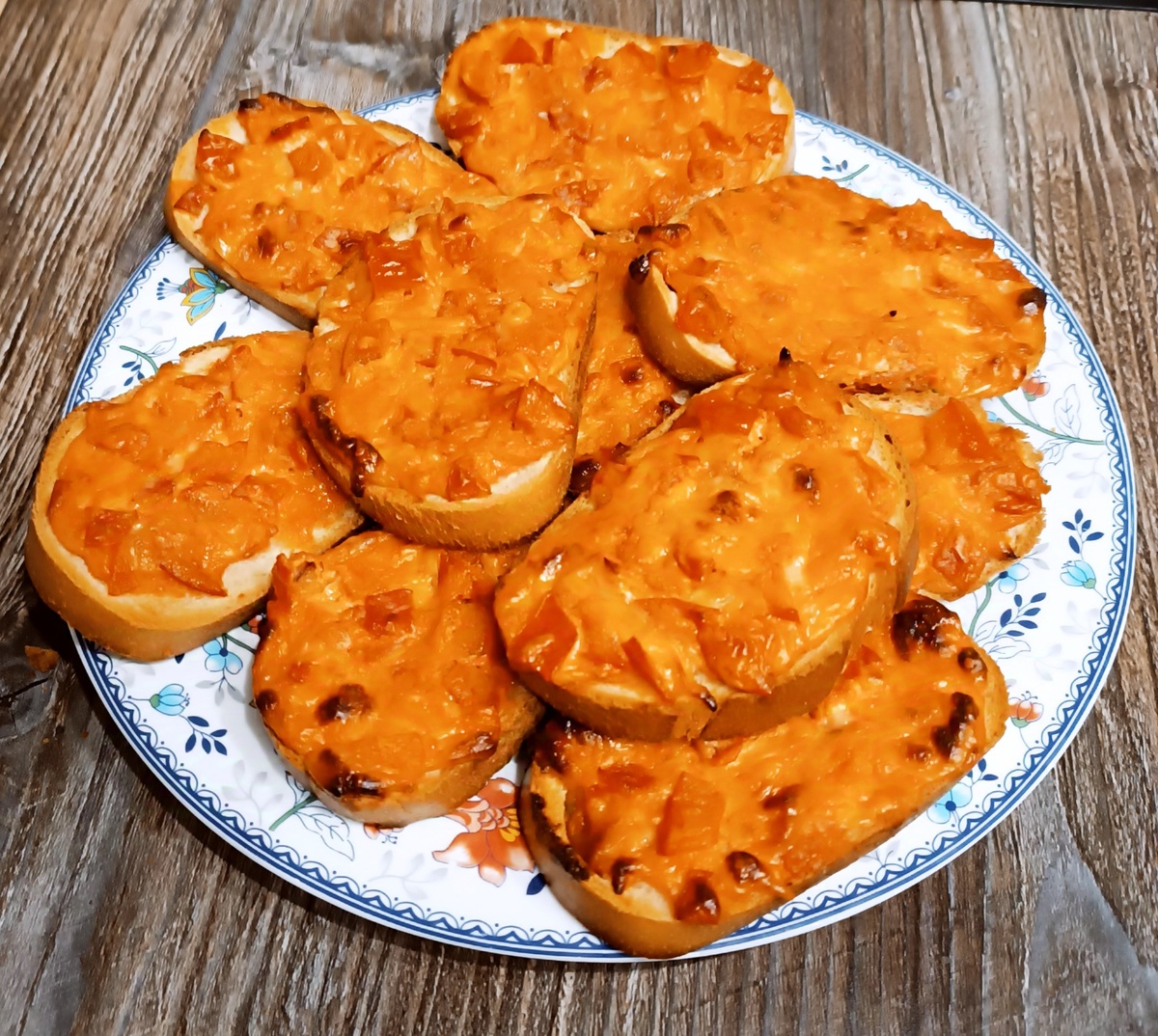 Они на самом деле посветлее, фото так получилось 