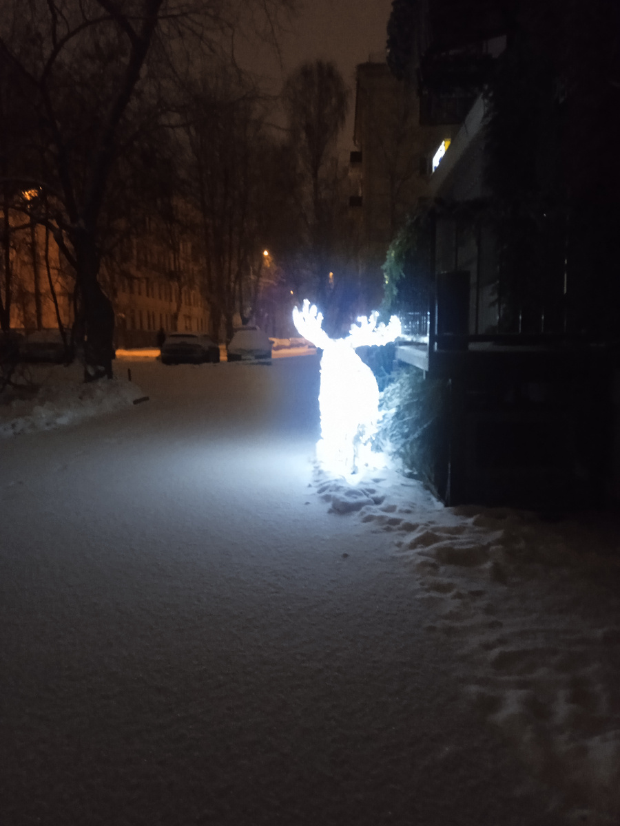 Игнатий возле кафе. Фото автора.