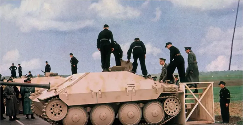 Первый серийный Jagdpanzer 38, с "безоткатной" 75-мм системой, на демонстрации Гитлеру, 20 апреля 1944 года.