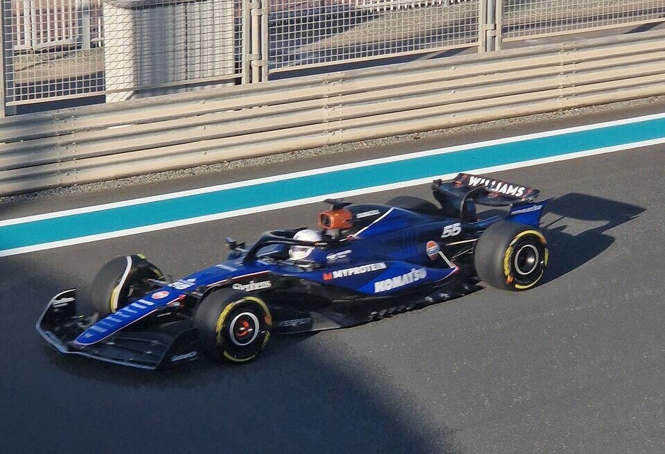    Карлос Сайнс дебютировал за рулём машины Williams. ВидеоWilliams