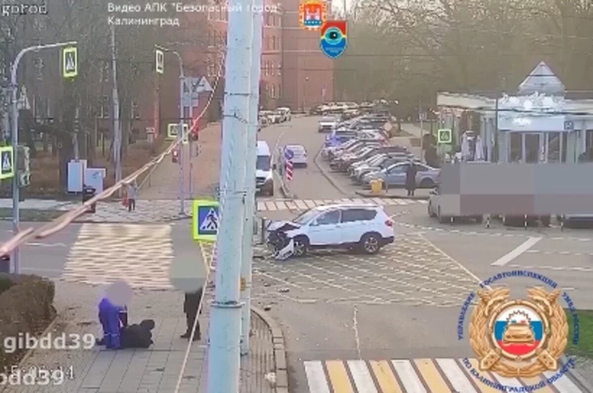    В Калининграде автомобиль, отброшенный на тротуар, сбил двух пешеходов
