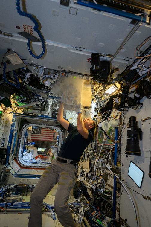 Николас Хейг извлекает биологические образцы из морозильника MELFI для возвращения на Землю. Фото: nasa.blog.com

