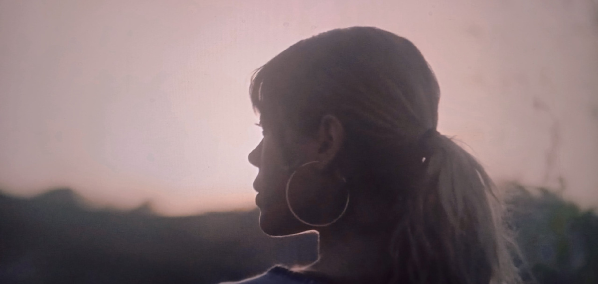 Фото из сериала "Синхрон". В кадре - Фейза Актан 