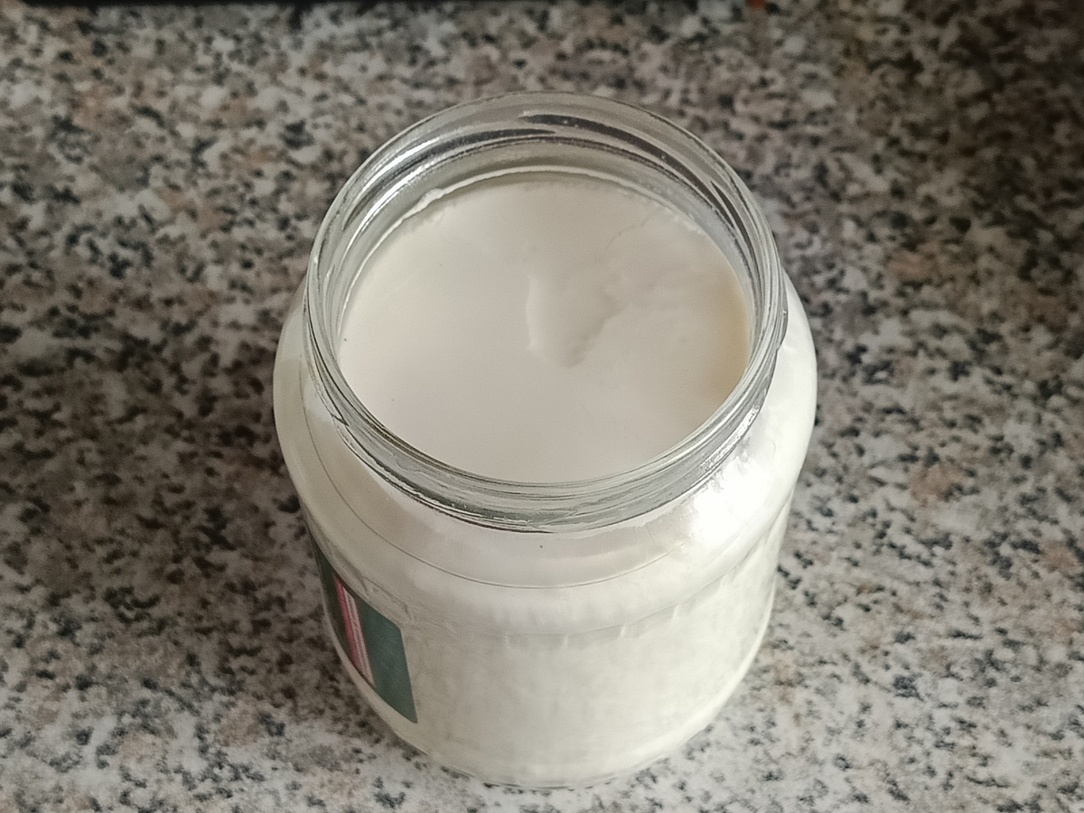 Целая банка вкусного йогурта.