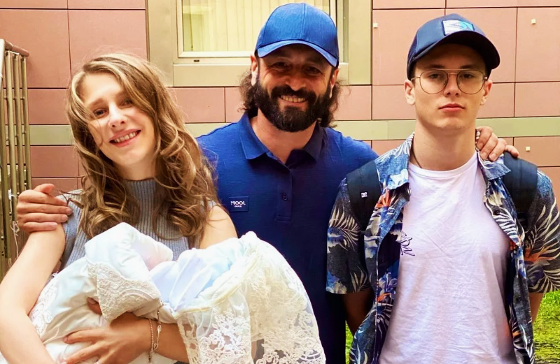 на фото Лиза Арзамасова с сыном Львом, Илья Авербух и Мартин