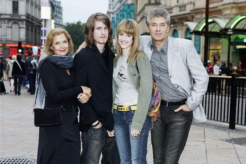 на фото Ирина Афлерова с Сергеем Мартыновым и его детьми 