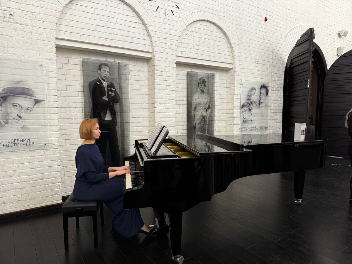 Фойе театра. Сделано стильно. Красивая музыка в качественном исполнении ласкает слух. 