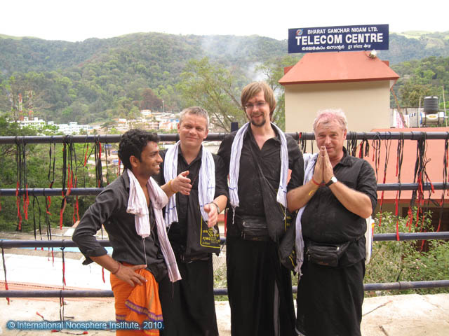 Рис. 2. Часть нашей группы в Сабаримале (слева направо: Хариш, Андрей Головырских, Алексей Иванов, Евгений Файдыш).