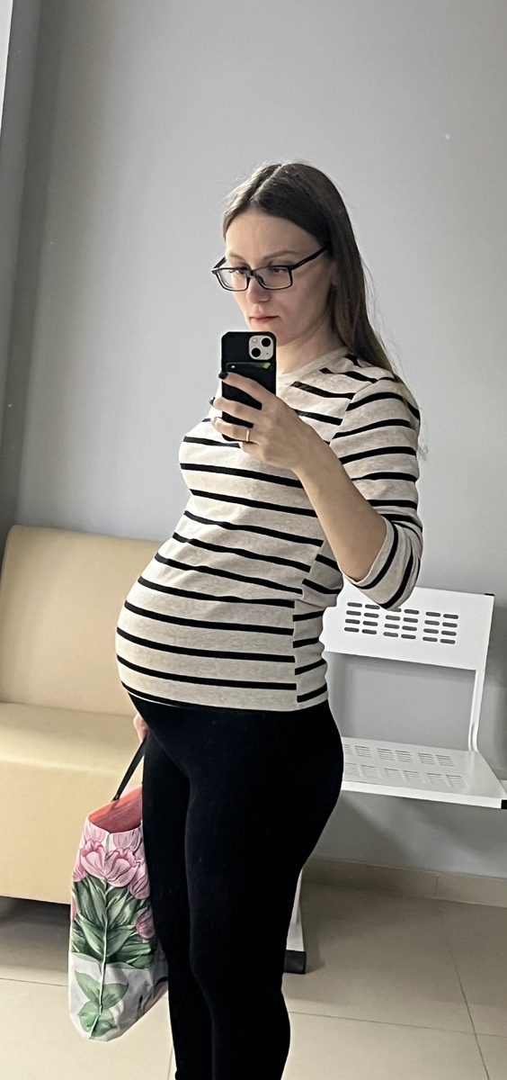 Фото автора. Сегодня в поликлинике, у меня правда много других свитеров и водолазок, просто эта очень мне нравиться и очень удобная. Поэтому, я часто в ней. 