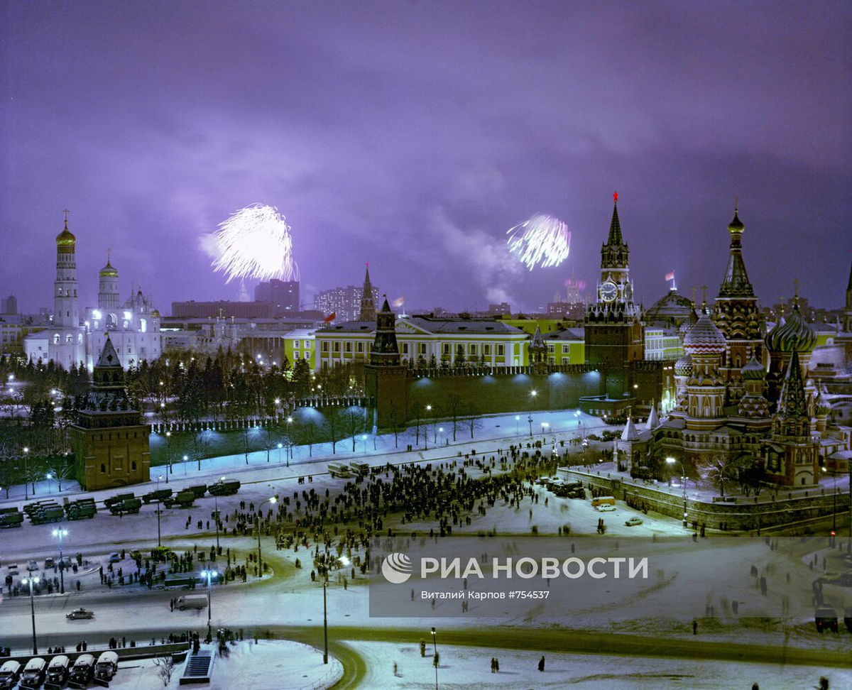 Праздничный салют  в честь 60-летия образования СССР. 1982 год. Фото из свободного доступа .