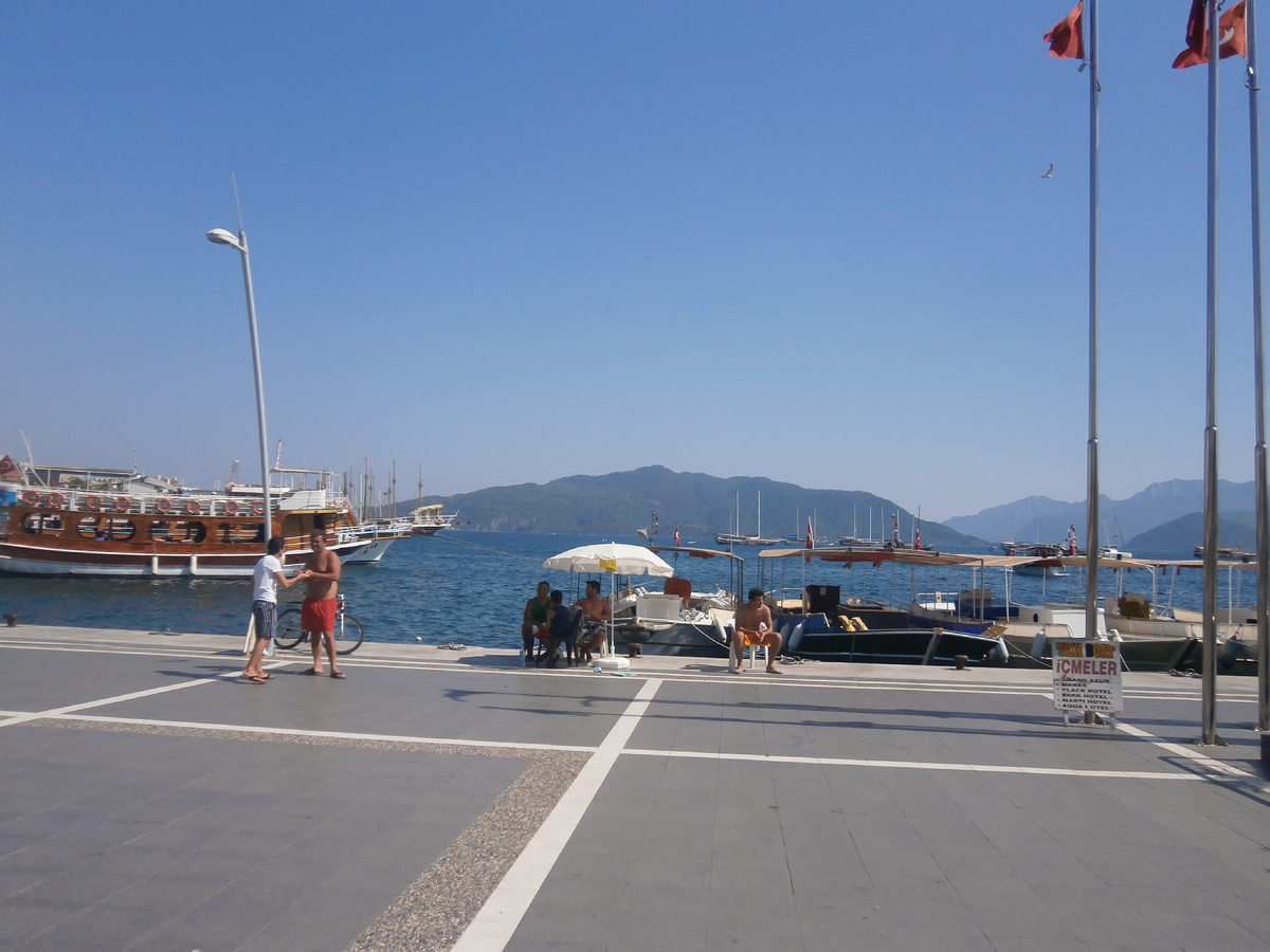 Город буквально пронизан морской романтикой...