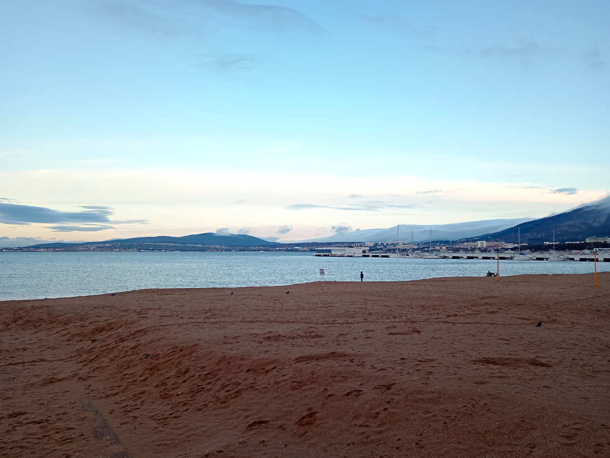 Зима, Геленджик, пляж, горы, белые шапки на горах перед норд-остом, Чёрное море, бухта