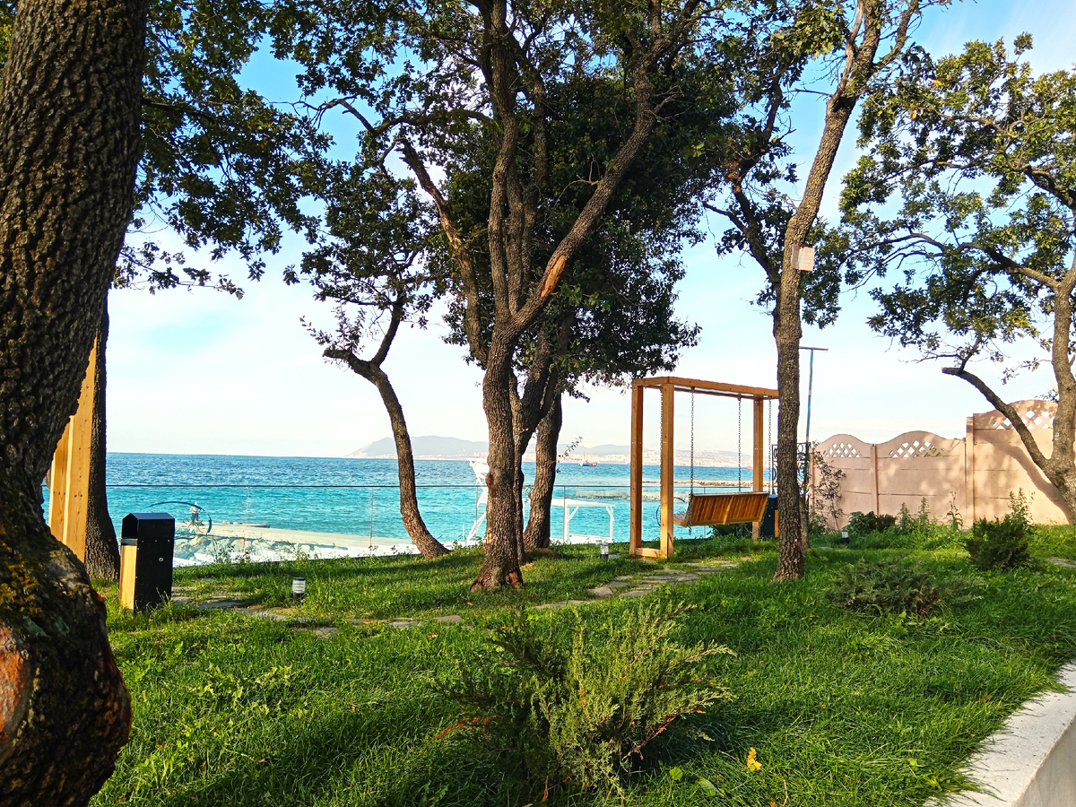 Октябрь, Чёрное море, набережная, Кабардинка, скамейка-качель, горы