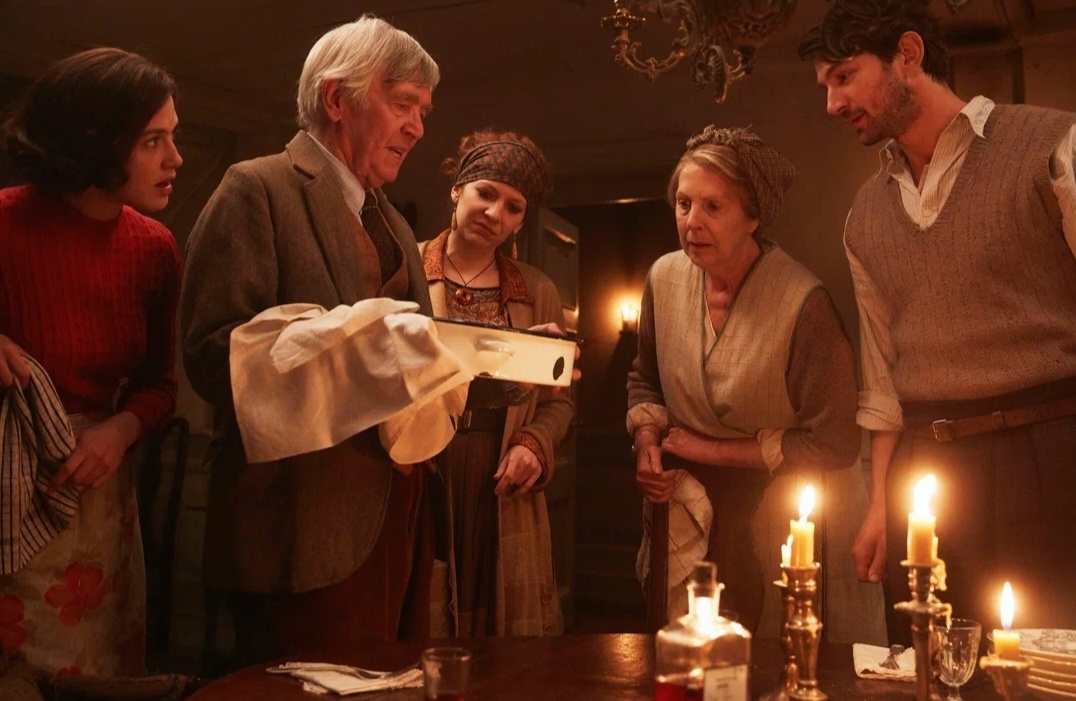 Кадр из фильма "Клуб любителей книг и пирогов из картофельных очистков" 