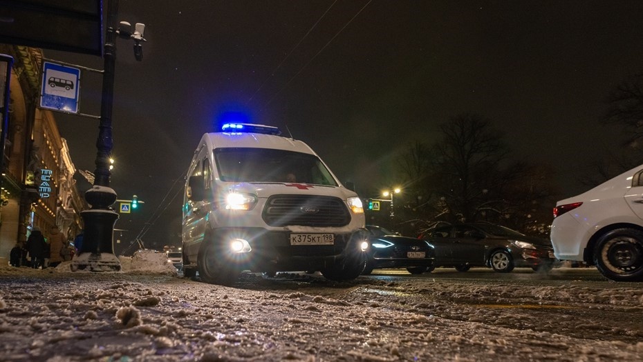    Машина скорой помощи на Невском проспекте в Петербурге. Автор фото: Михаил Тихонов / "Деловой Петербург"