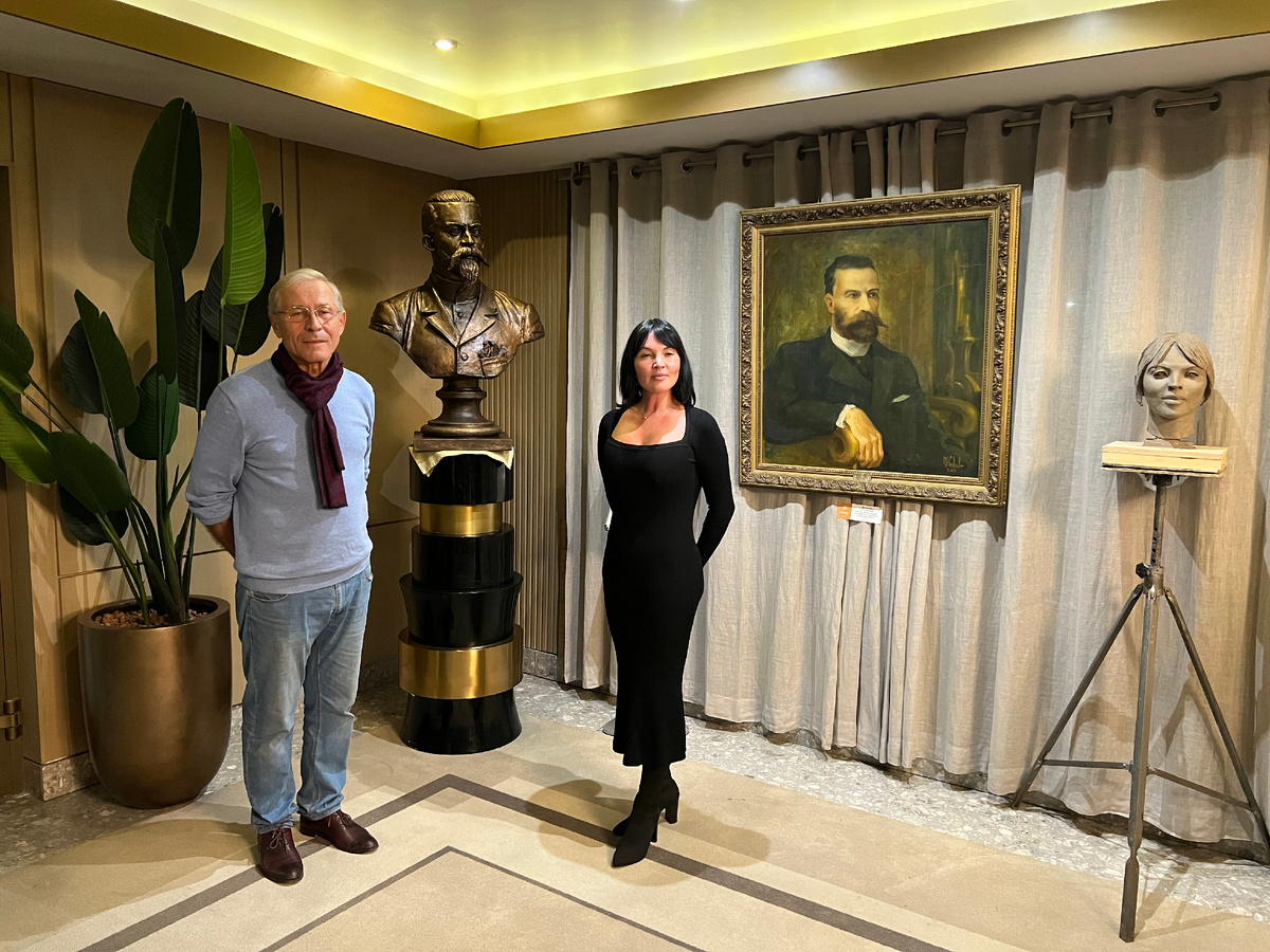 Автор скульптурного портрета А. Г. Кузнецова академик РАХ Сергей Олешня и искусствовед, организатор Форосских пленэров искусствовед, директор санатория «Форос» Эльвира Шрша