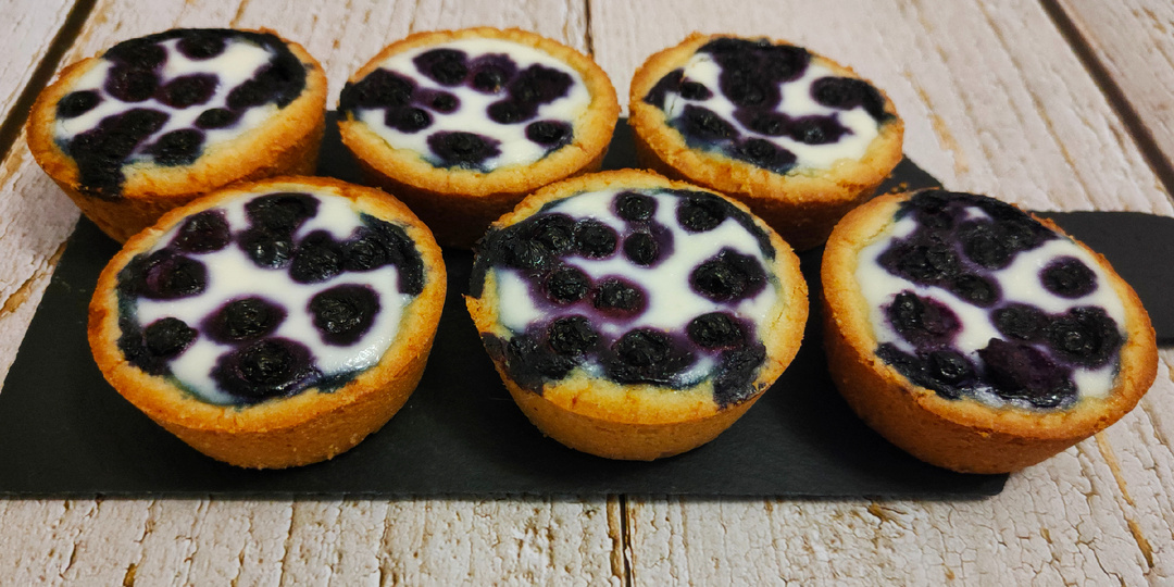 Мини-тарты с сыром рикотта и черникой