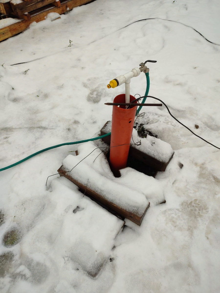 Снег выпал очень неожиданно.  Так всегда это бывает в декабре