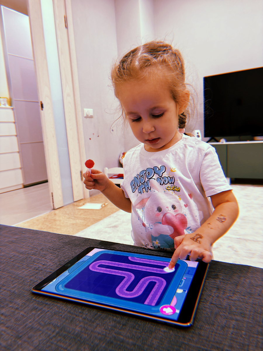 На планшете Еа в основном играет. но и ногда и видео смотрит 