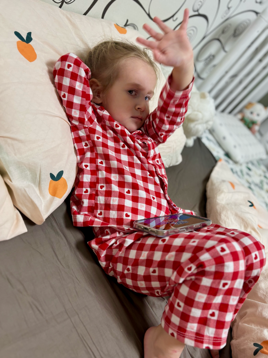 Не мешай, говорит, смотреть мультики)) 