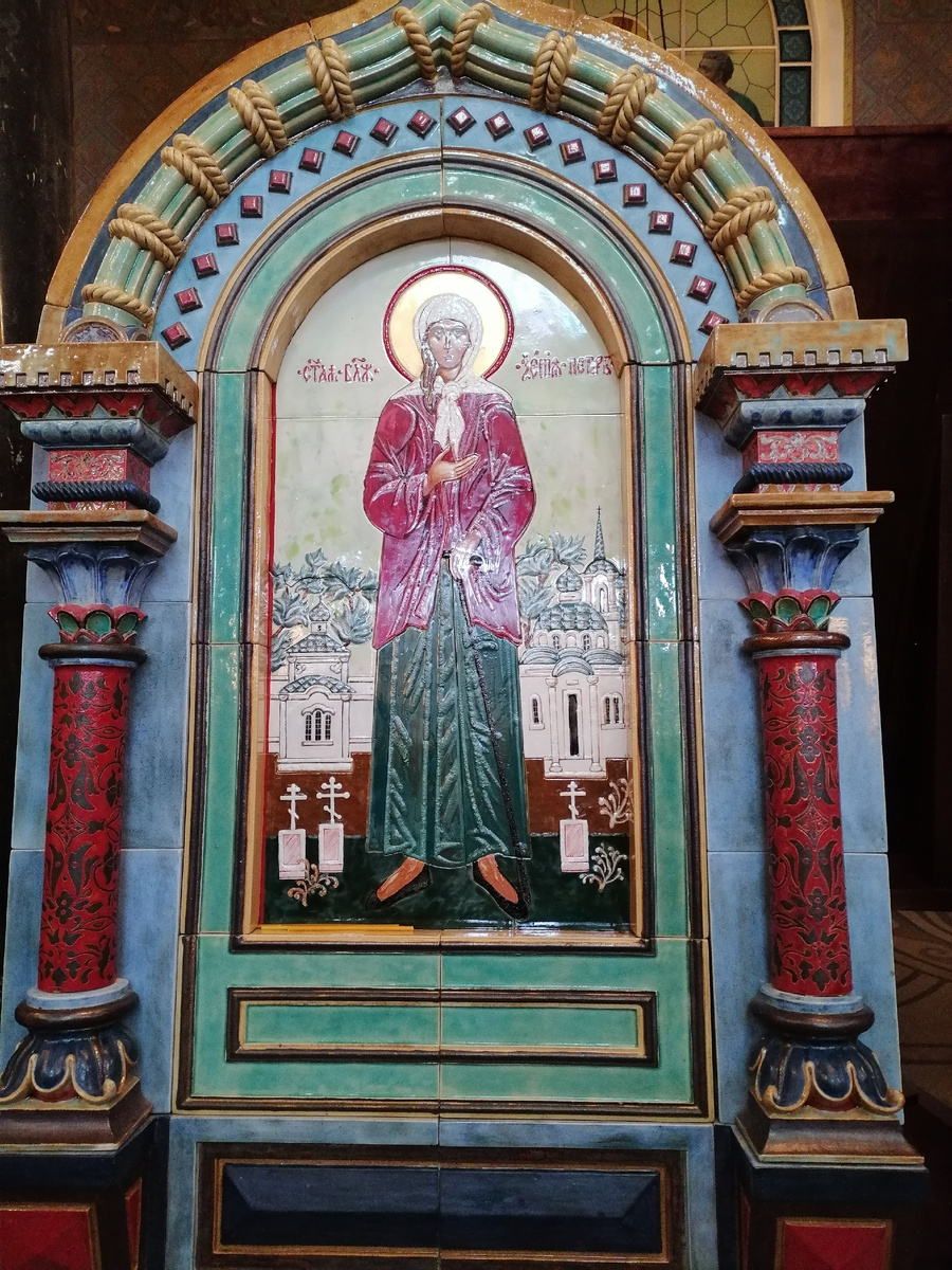 Честно, не знаю, почему только она?