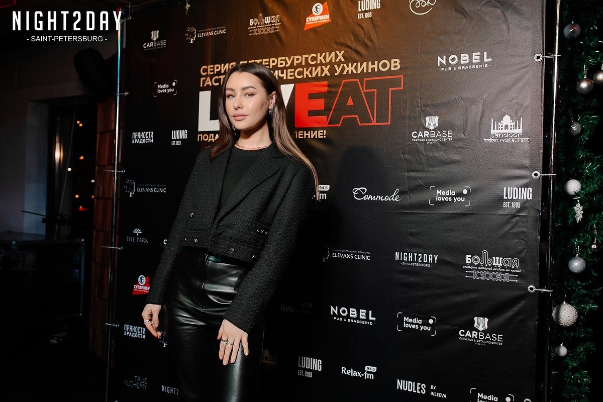 На каждом мероприятии присутствует профессиональный фотограф, так что можете попасть в светскую хронику