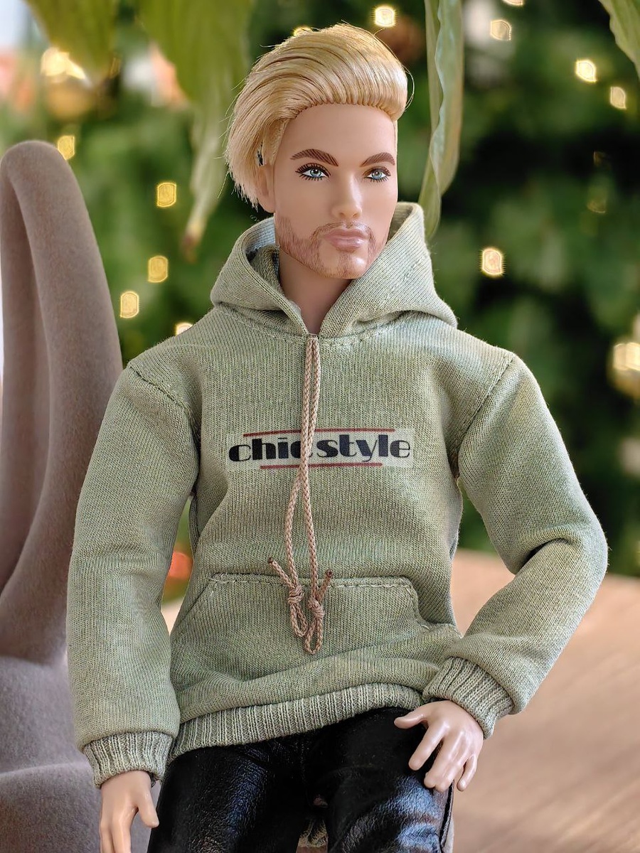 Шон увидел в офисе наряженную ёлку и с удовольствием пофотографировался на ее фоне