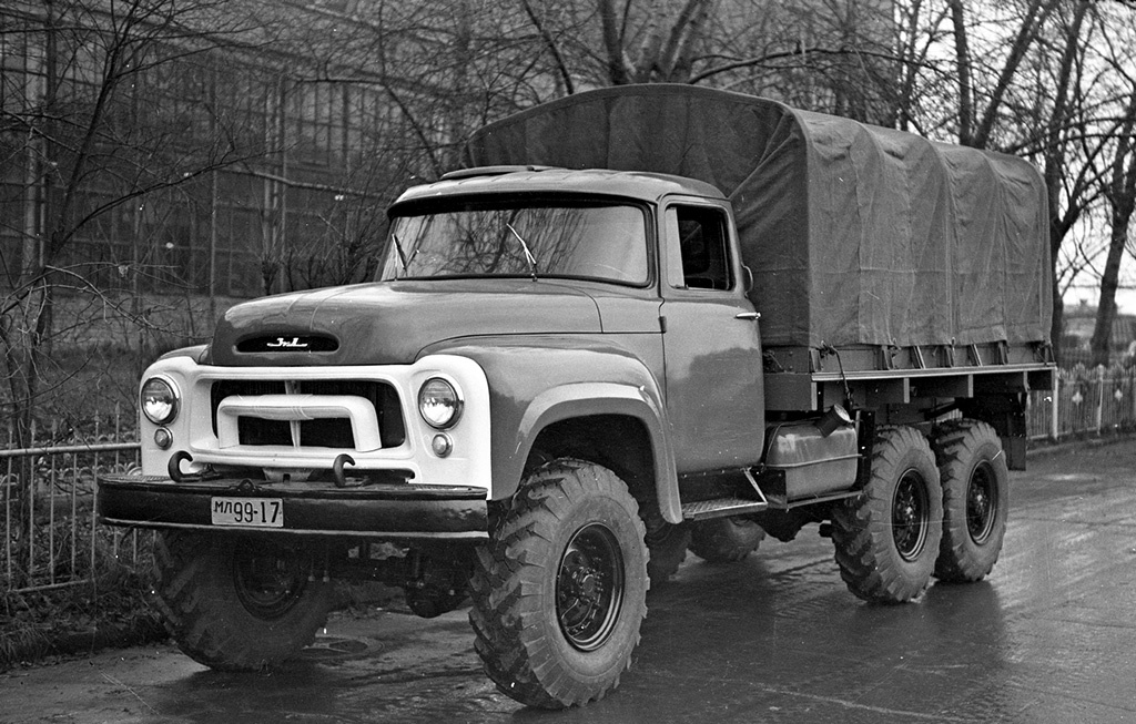 Это — не ЗиЛ-131, а ЗиЛ-165, опытный образец с трансмиссией и ведущими мостами от ЗиЛ-157 и кабиной раннего ЗиЛ-130. В кабине при такой компоновке было тестно. 1957 год.