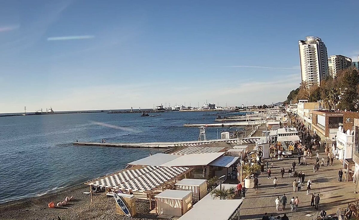 Солнечный день на зимних пляжах в Сочи